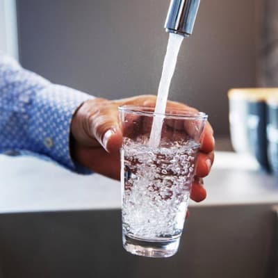 Vaso llenándose de agua del grifo